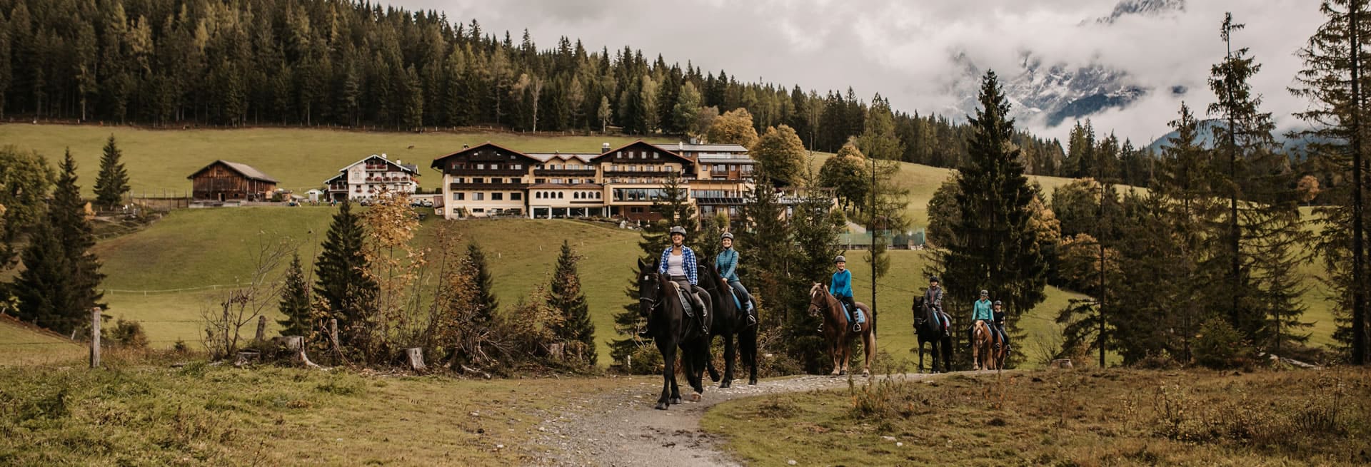 Horse riding holiday with the family at the 4-star Hotel Neubergerhof in Filzmoos
