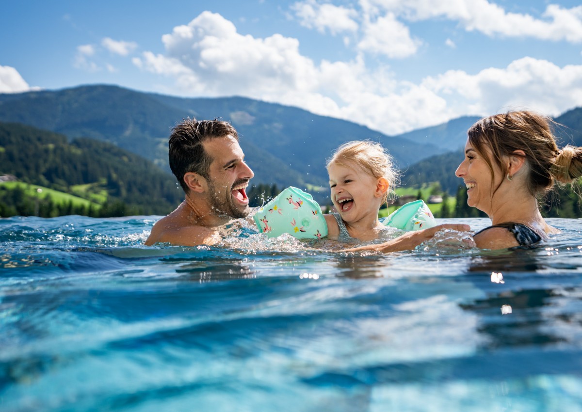 Zwergpony Nelly unterwegs mit den Kindern © Selina Flasch Photography