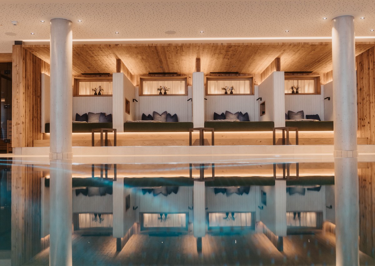 Unser Hotel mit Schwimmbad und sensationeller Aussicht ins Tal im Salzburger Land, Österreich © Selina Flasch Photography