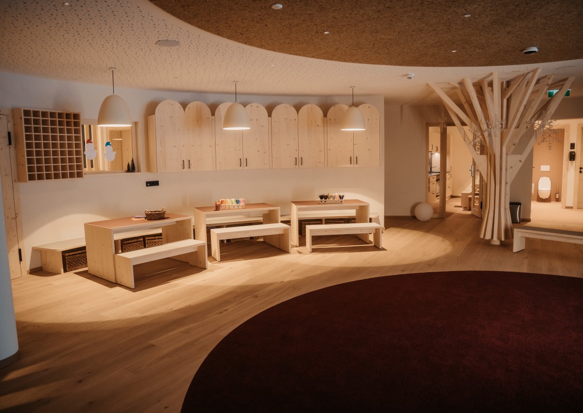 Zwergpony Nelly unterwegs mit den Kindern © Selina Flasch Photography