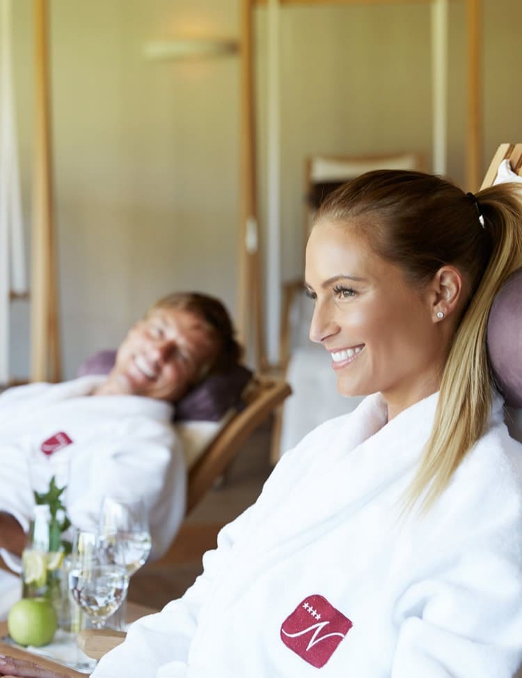 Paar im Ruheraum unseres Wellnessbereiches
